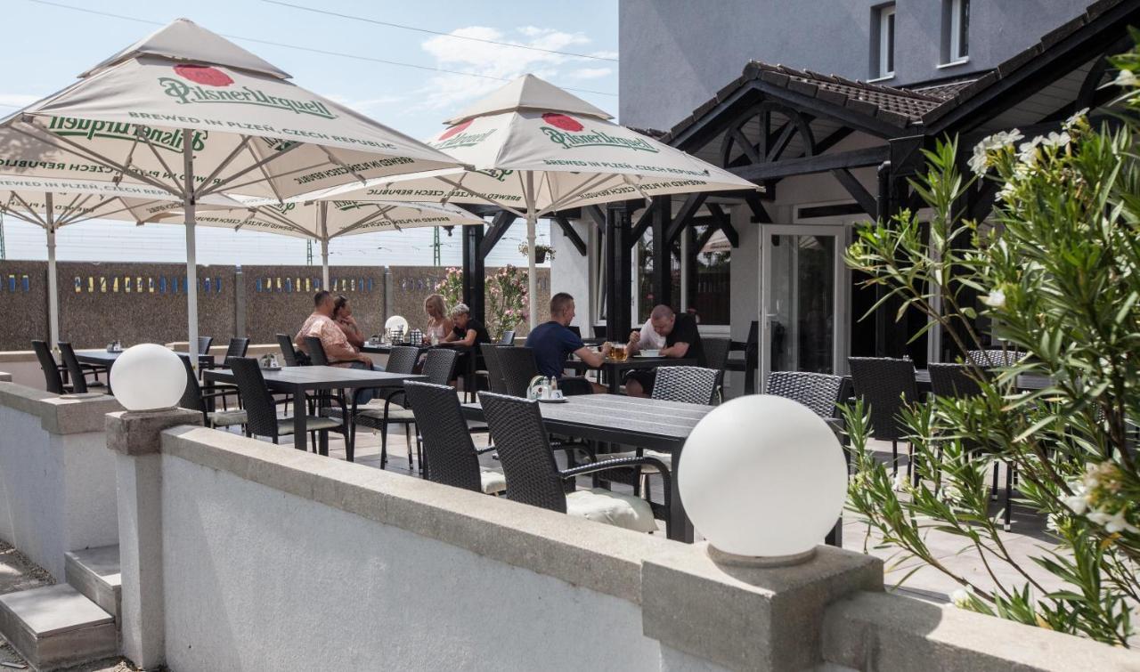 Hotel Rajka Екстер'єр фото